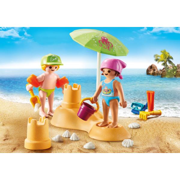 71581 | Kids with sand castle